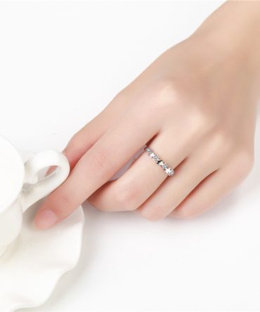 Asymmetric Stars Ring